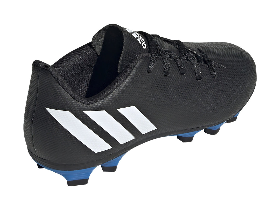 Zapato de fútbol Adidas Predator Edge.4 FXG en color negro con franjas blancas y suela azul.