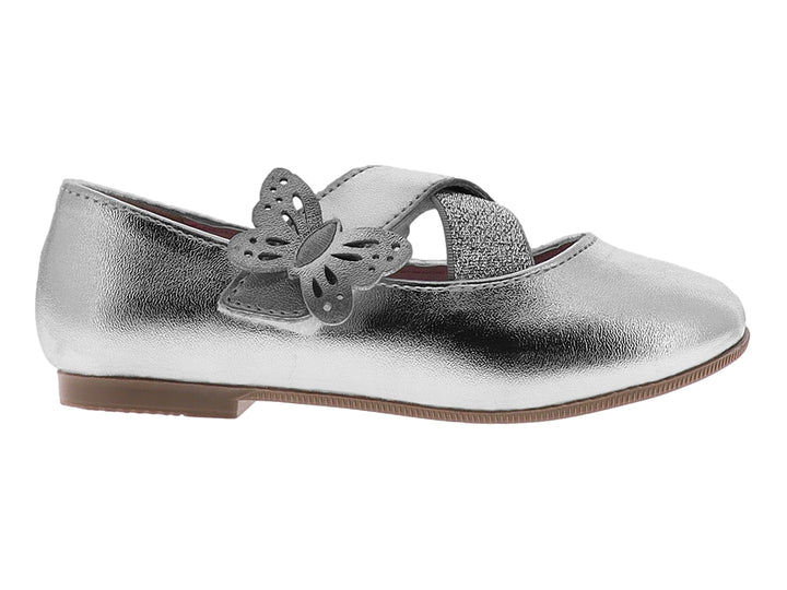 Zapato plano plateado metálico para niña con adorno de mariposa y correa ajustable.