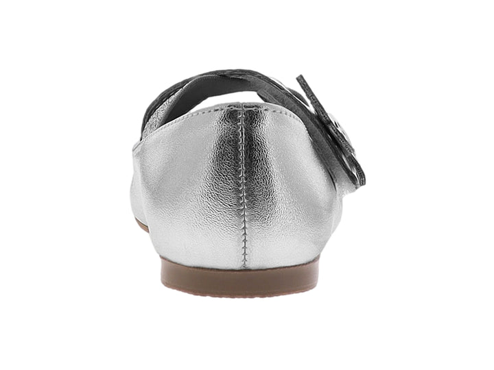 Zapato plano plateado metálico para niña con adorno de mariposa y correa ajustable.