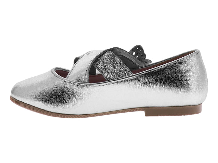 Zapato plano plateado metálico para niña con adorno de mariposa y correa ajustable.