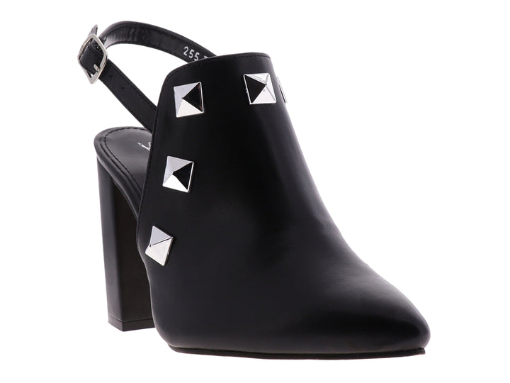 Zapato de tacón cuadrado color negro con detalles de estoperoles plateados y correa trasera con hebilla.