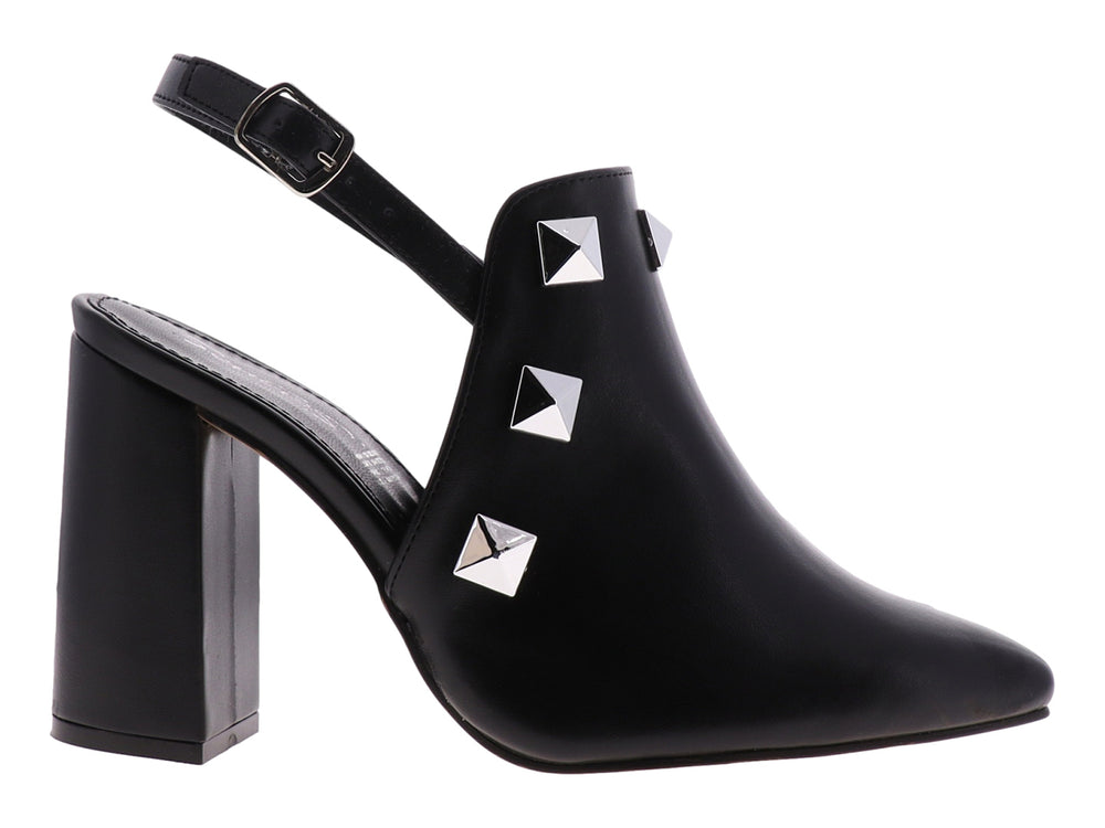 Zapato de tacón cuadrado color negro con detalles de estoperoles plateados y correa trasera con hebilla.