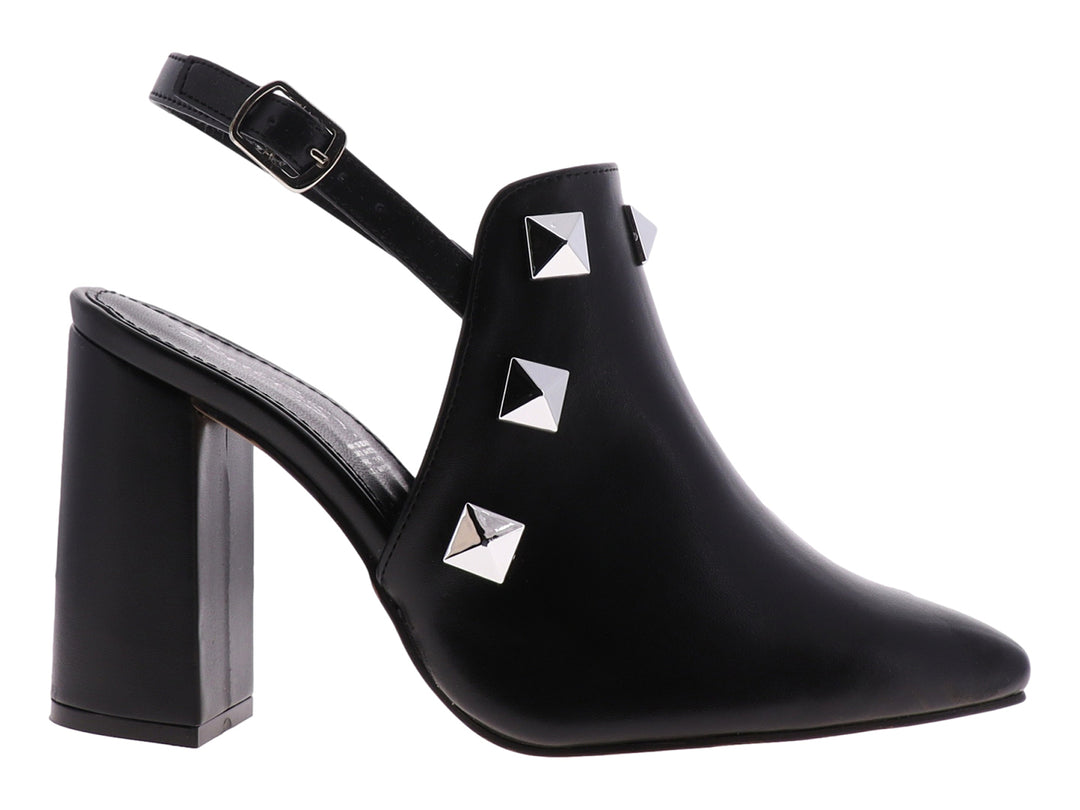 Zapato de tacón cuadrado color negro con detalles de estoperoles plateados y correa trasera con hebilla.