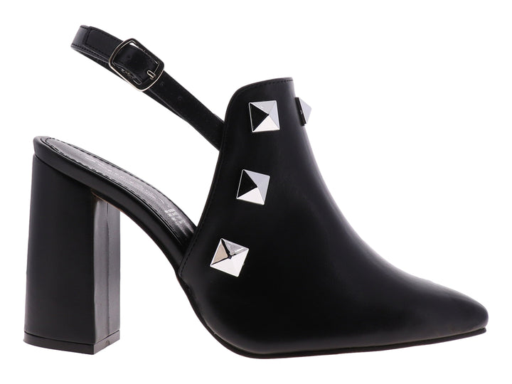 Zapato de tacón cuadrado color negro con detalles de estoperoles plateados y correa trasera con hebilla.