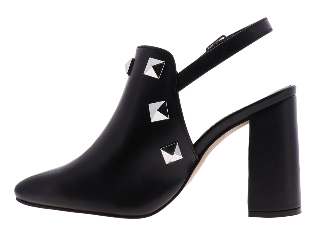 Zapato de tacón cuadrado color negro con detalles de estoperoles plateados y correa trasera con hebilla.