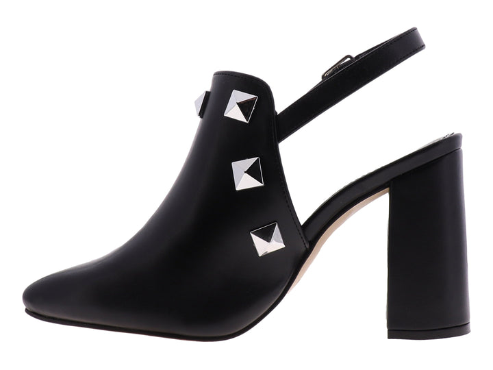 Zapato de tacón cuadrado color negro con detalles de estoperoles plateados y correa trasera con hebilla.