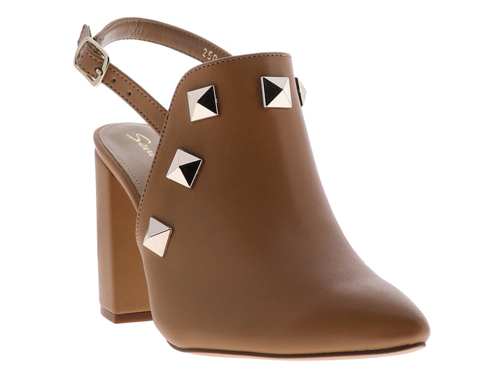 Zapato de tacón color camel con tachuelas plateadas y correa posterior.