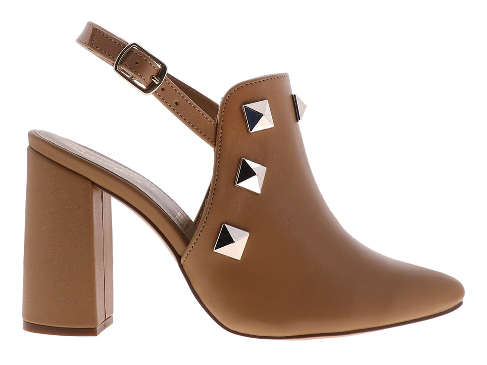 Zapato de tacón color camel con tachuelas plateadas y correa posterior.