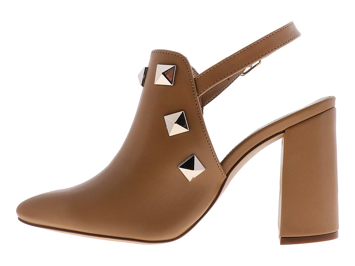 Zapato de tacón color camel con tachuelas plateadas y correa posterior.