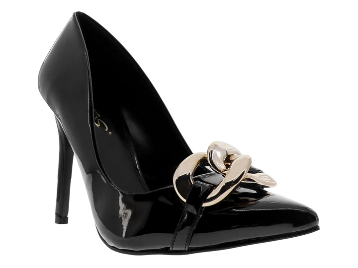 Zapato de tacón alto en charol negro con adorno de cadena dorada en la punta.