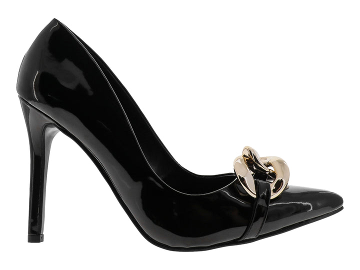 Zapato de tacón alto en charol negro con adorno de cadena dorada en la punta.