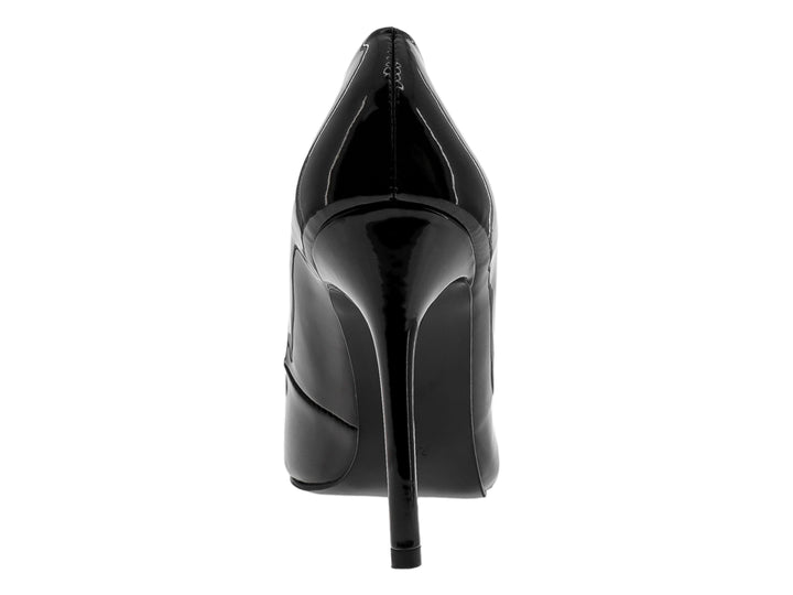 Zapato de tacón alto en charol negro con adorno de cadena dorada en la punta.