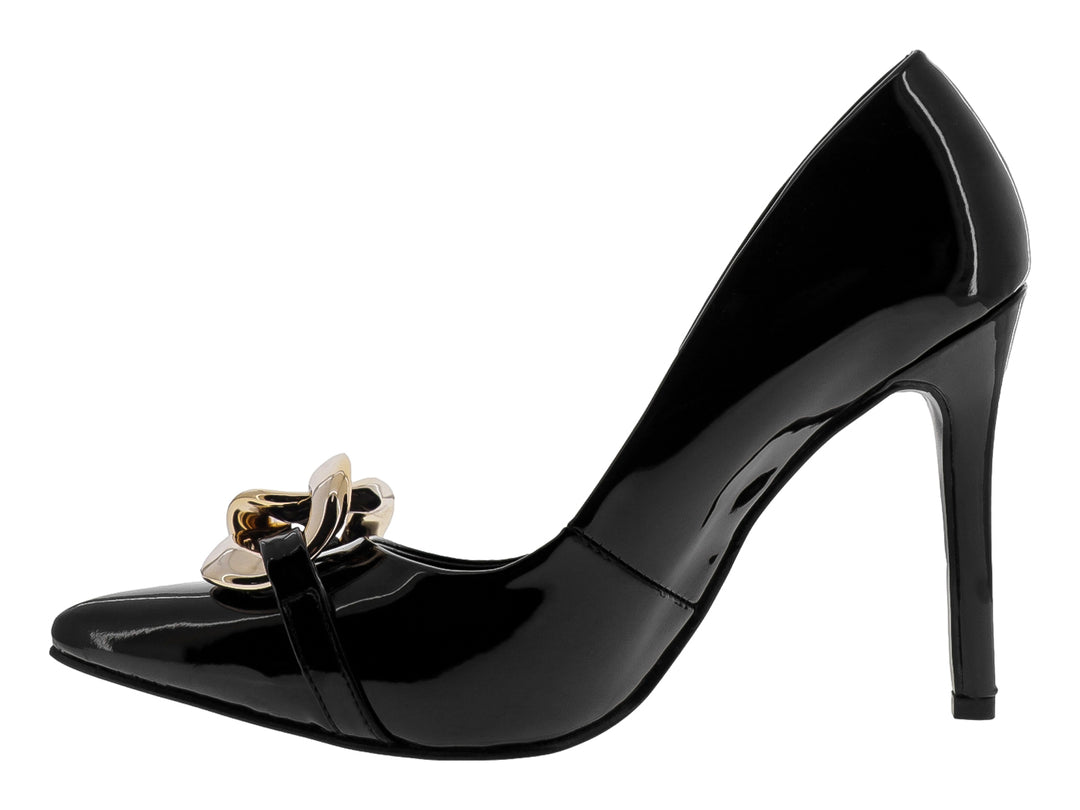 Zapato de tacón alto en charol negro con adorno de cadena dorada en la punta.