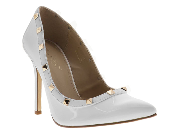 Zapato de tacón alto blanco en acabado charol con detalles de tachuelas doradas.