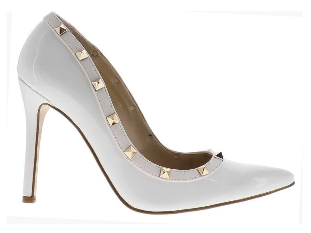 Zapato de tacón alto blanco en acabado charol con detalles de tachuelas doradas.