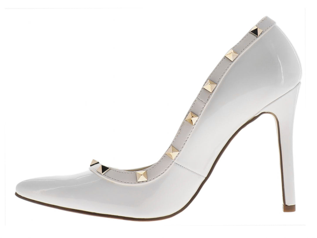 Zapato de tacón alto blanco en acabado charol con detalles de tachuelas doradas.