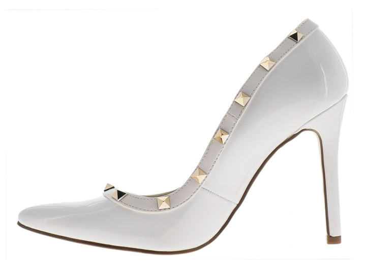 Zapato de tacón alto blanco en acabado charol con detalles de tachuelas doradas.