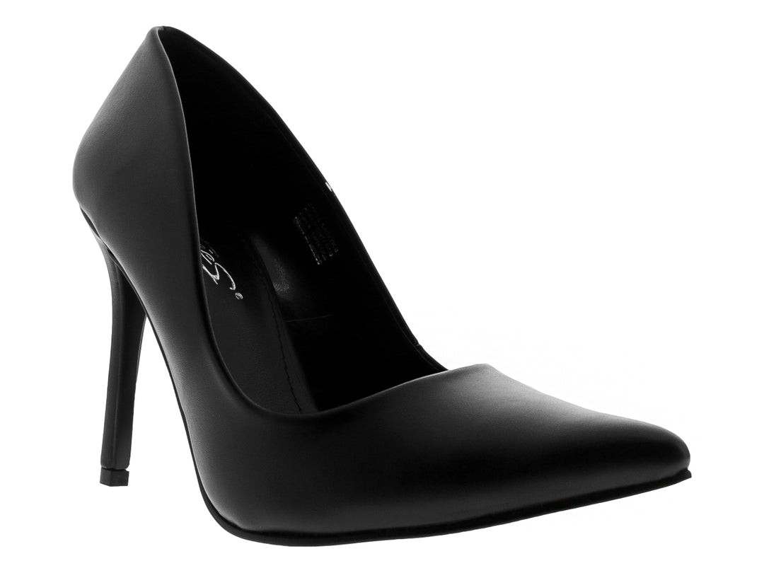 Zapato de tacón alto color negro con punta fina y acabado liso.