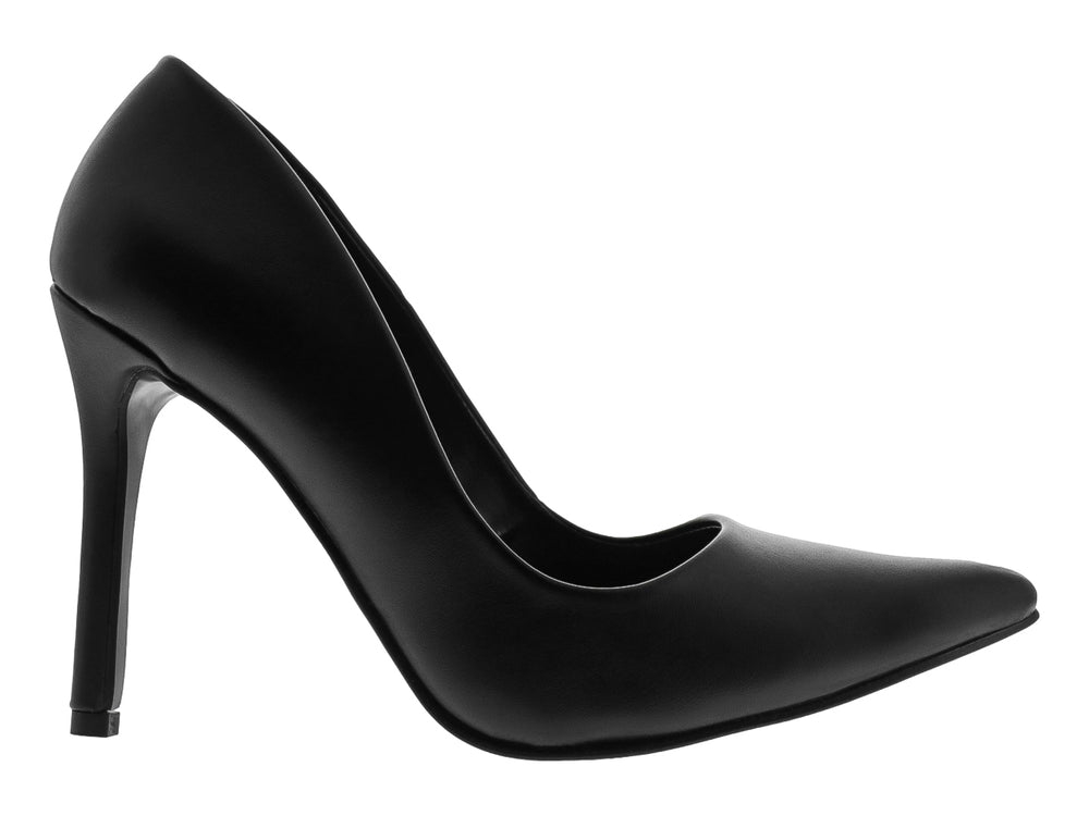 Zapato de tacón alto color negro con punta fina y acabado liso.