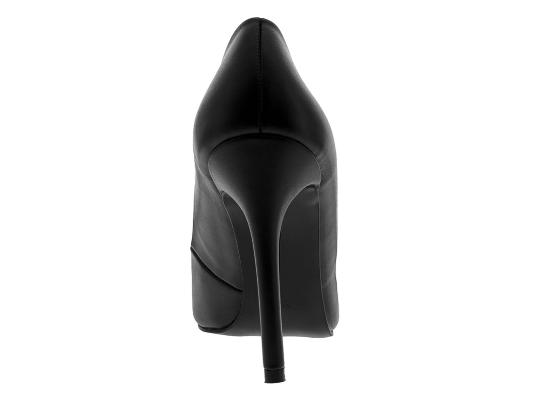 Zapato de tacón alto color negro con punta fina y acabado liso.