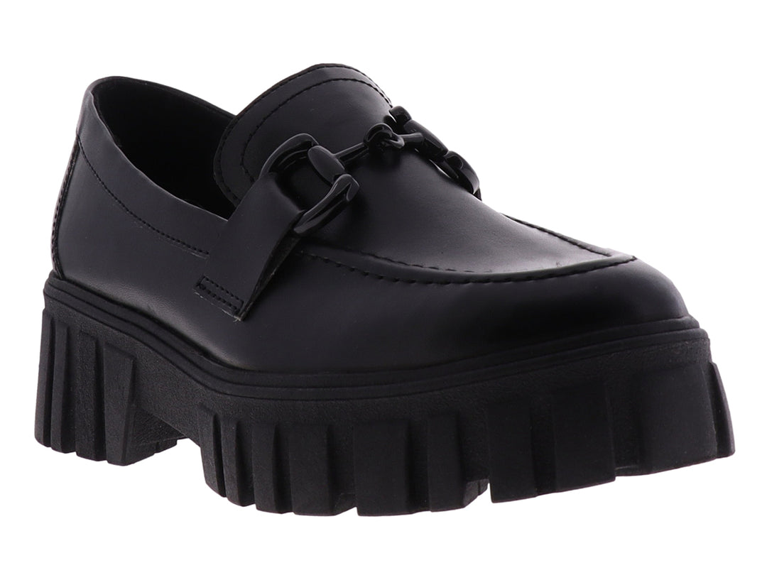 Zapato tipo mocasín negro para mujer con suela de plataforma gruesa y detalle de cadena en la parte superior.