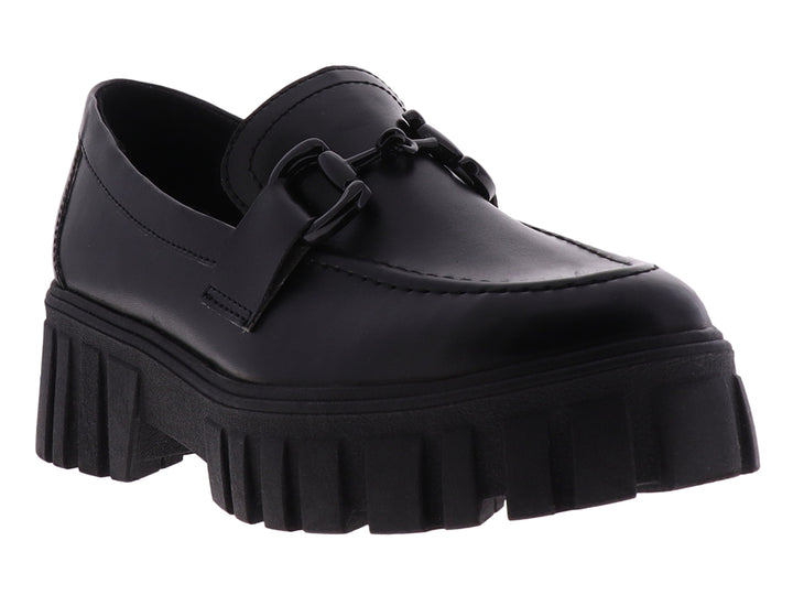 Zapato tipo mocasín negro para mujer con suela de plataforma gruesa y detalle de cadena en la parte superior.
