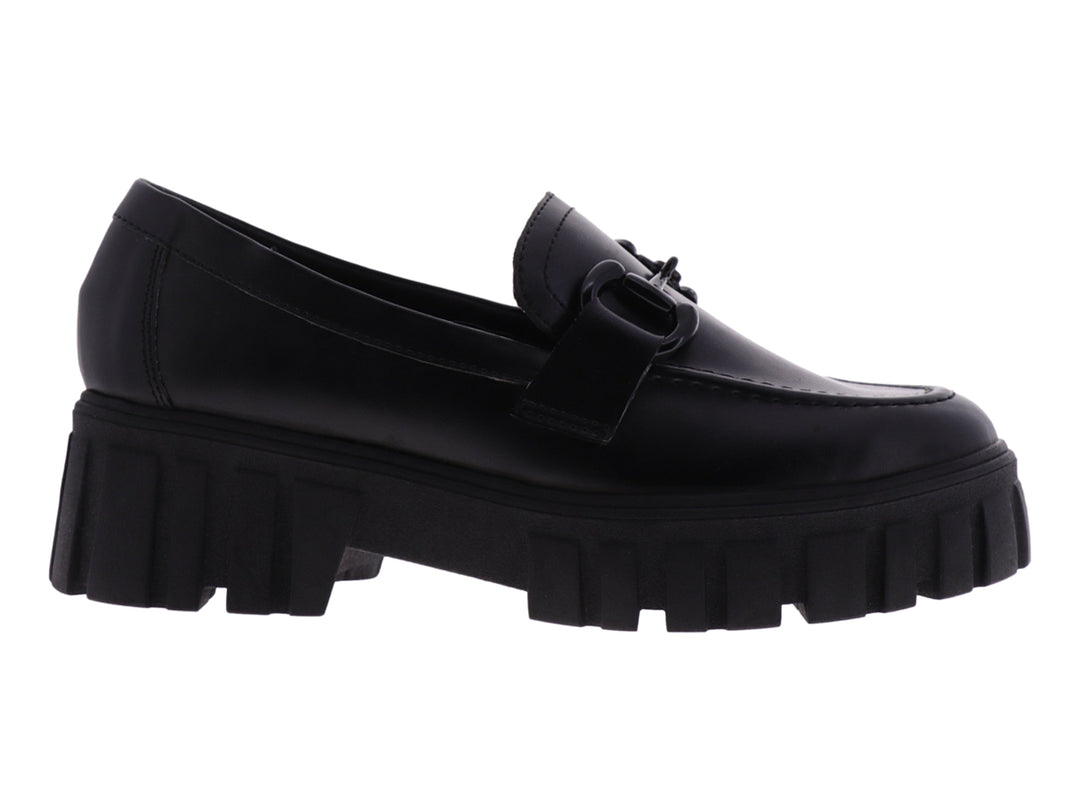 Zapato tipo mocasín negro para mujer con suela de plataforma gruesa y detalle de cadena en la parte superior.