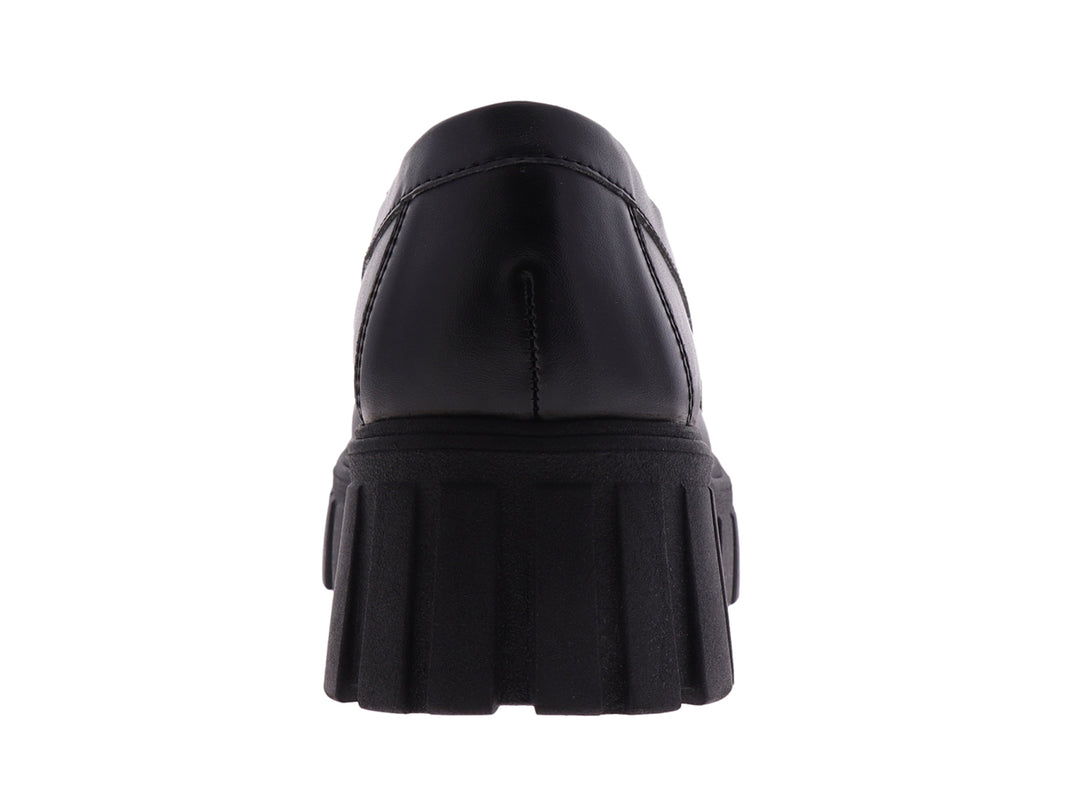 Zapato tipo mocasín negro para mujer con suela de plataforma gruesa y detalle de cadena en la parte superior.