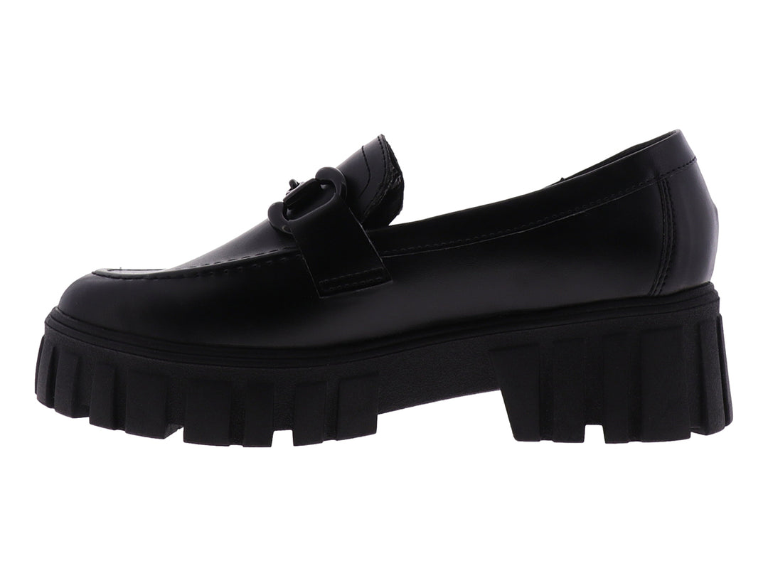 Zapato tipo mocasín negro para mujer con suela de plataforma gruesa y detalle de cadena en la parte superior.