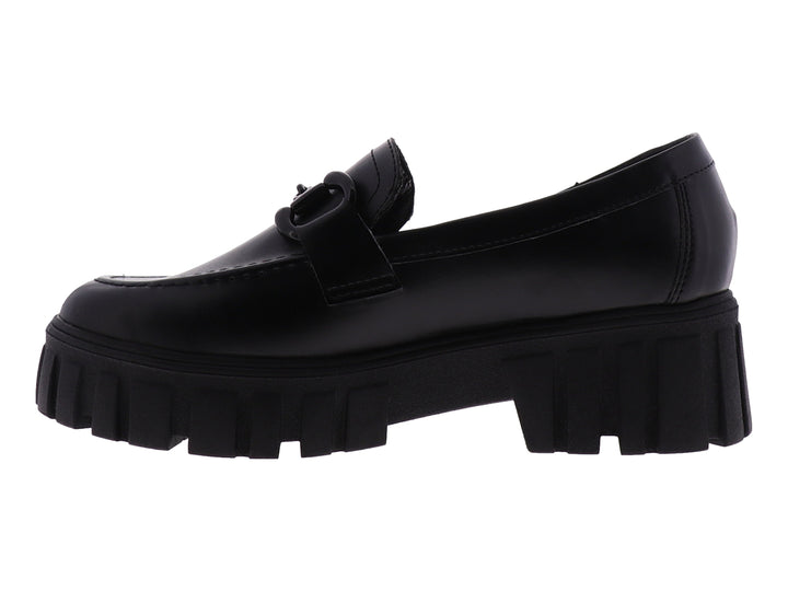 Zapato tipo mocasín negro para mujer con suela de plataforma gruesa y detalle de cadena en la parte superior.