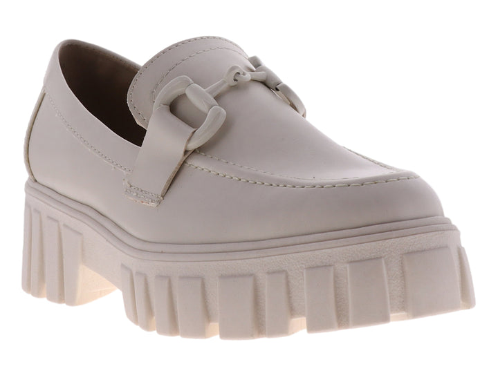 Zapato mocasín color latte para mujer con suela de plataforma gruesa y detalle de hebilla frontal.