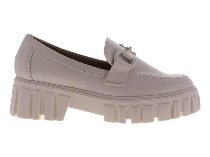 Zapato mocasín color latte para mujer con suela de plataforma gruesa y detalle de hebilla frontal.