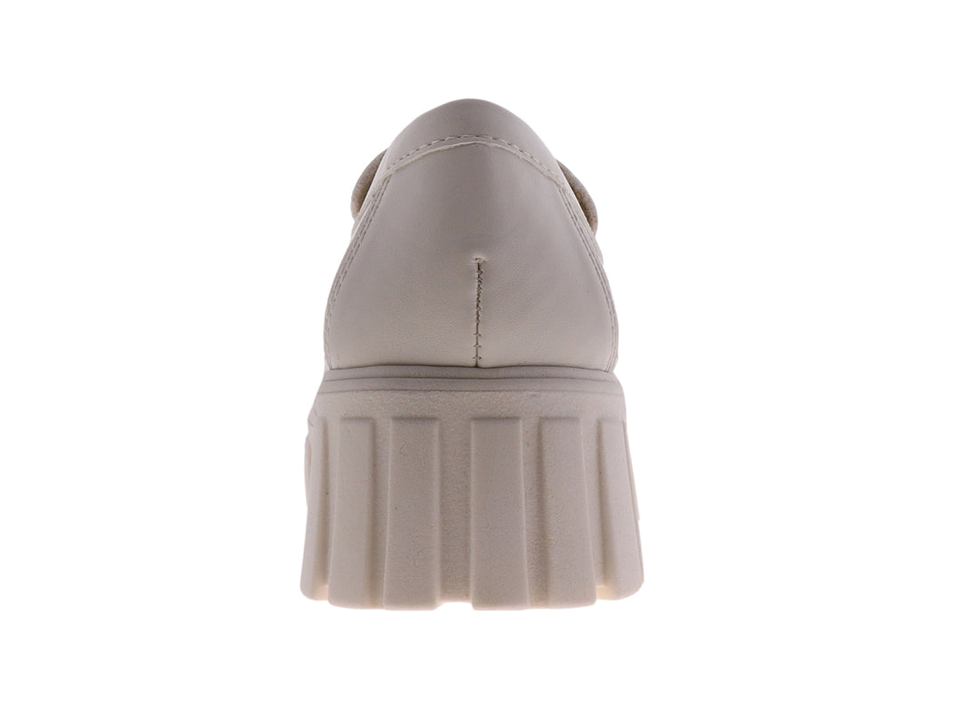Zapato mocasín color latte para mujer con suela de plataforma gruesa y detalle de hebilla frontal.