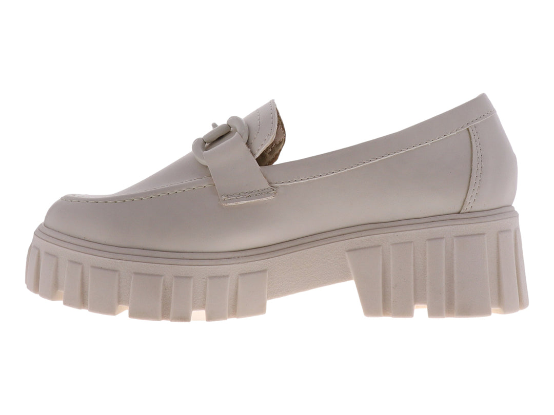 Zapato mocasín color latte para mujer con suela de plataforma gruesa y detalle de hebilla frontal.