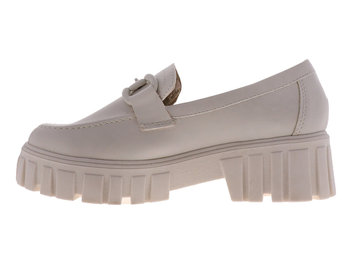 Zapato mocasín color latte para mujer con suela de plataforma gruesa y detalle de hebilla frontal.