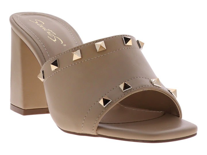 Sandalia color arena para mujer con tacón cuadrado y banda frontal decorada con estoperoles dorados.