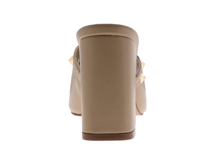 Sandalia color arena para mujer con tacón cuadrado y banda frontal decorada con estoperoles dorados.