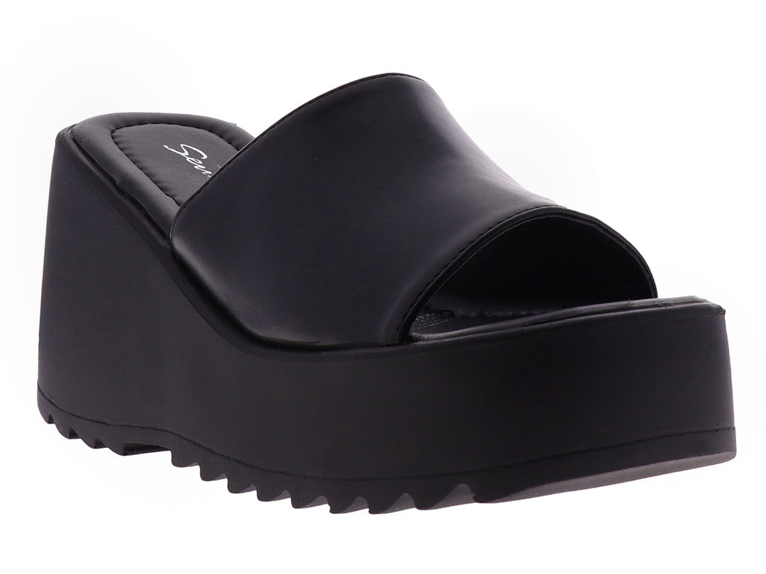 Sandalia de plataforma color negro con suela dentada y correa ancha.
