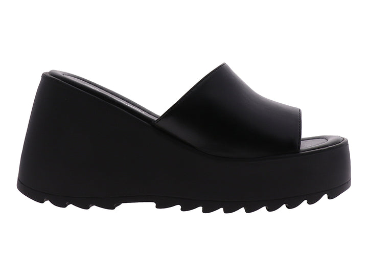 Sandalia de plataforma color negro con suela dentada y correa ancha.