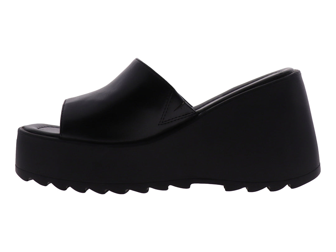 Sandalia de plataforma color negro con suela dentada y correa ancha.