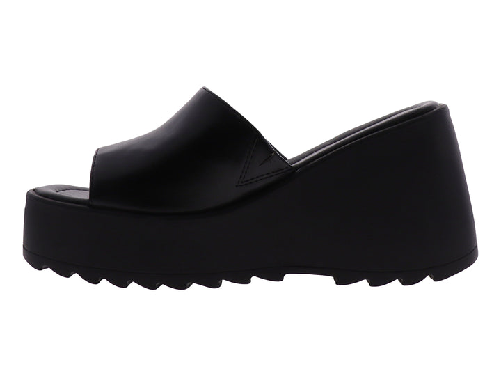 Sandalia de plataforma color negro con suela dentada y correa ancha.