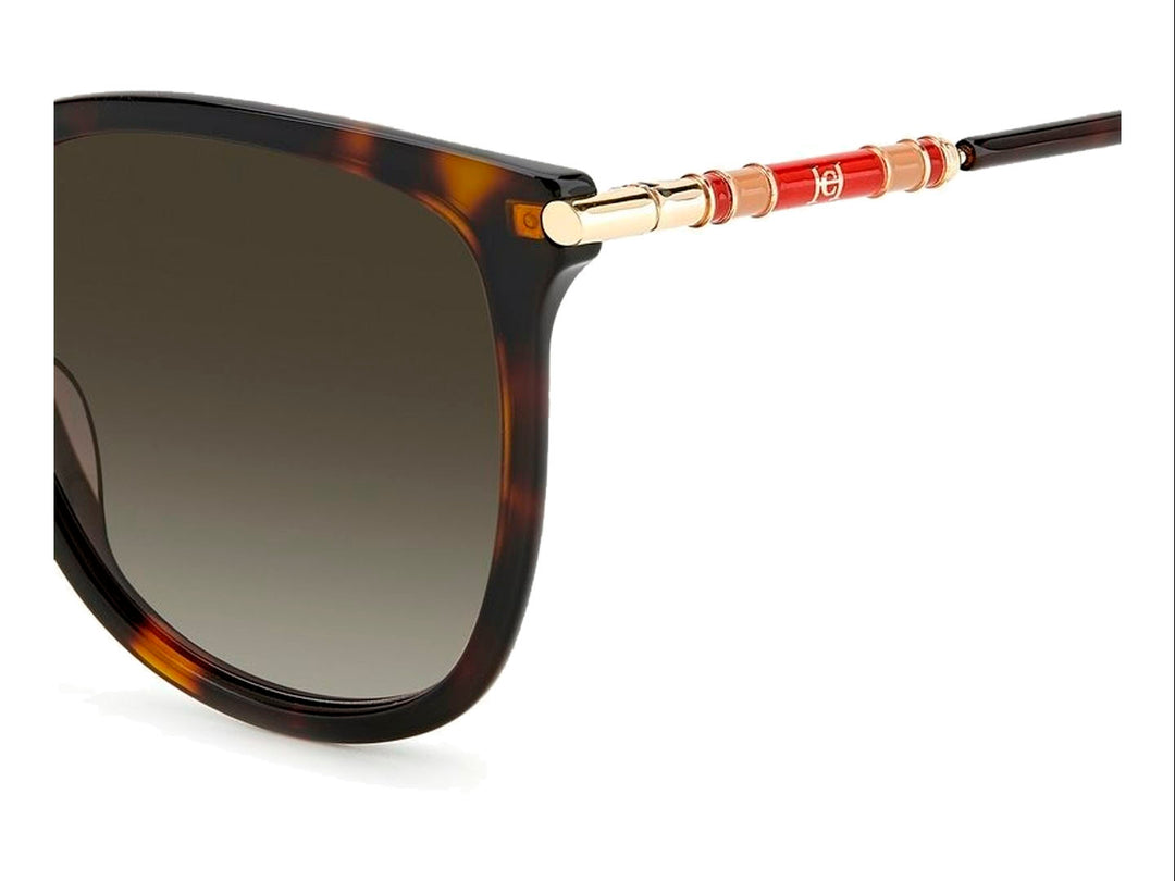 Lentes de sol Carolina Herrera para mujer en color marrón carey con detalles dorados y rojos en las varillas.