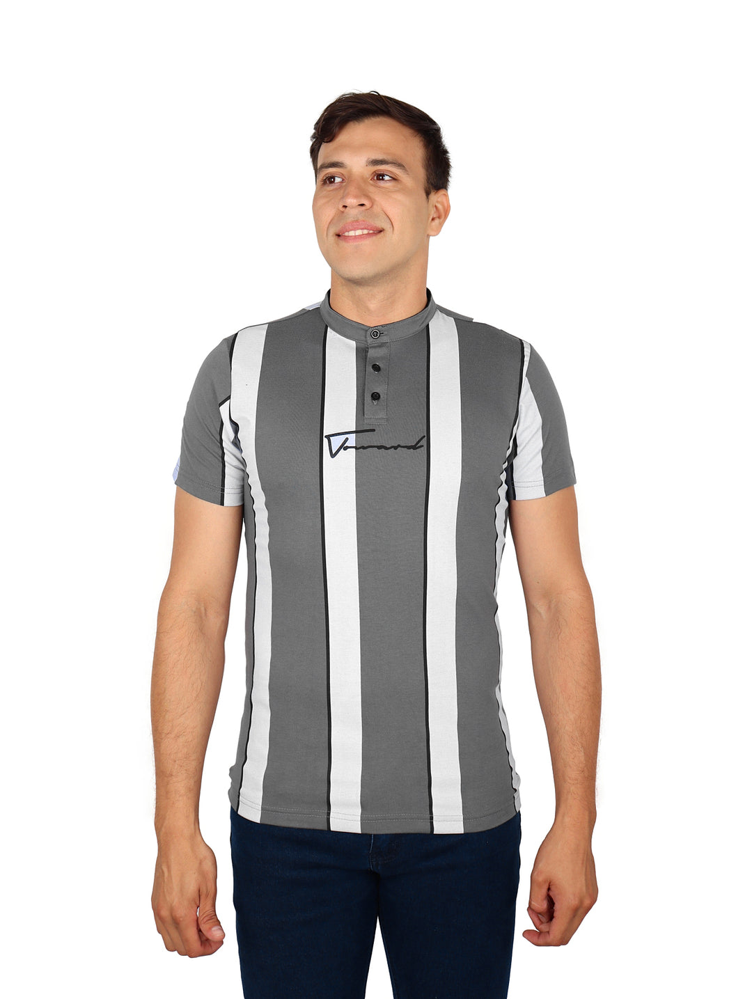 Hombre vistiendo playera de manga corta con rayas verticales en color gris y blanco y cuello con botones.