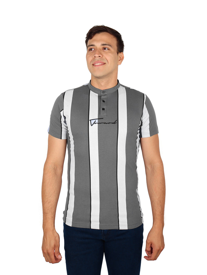 Hombre vistiendo playera de manga corta con rayas verticales en color gris y blanco y cuello con botones.