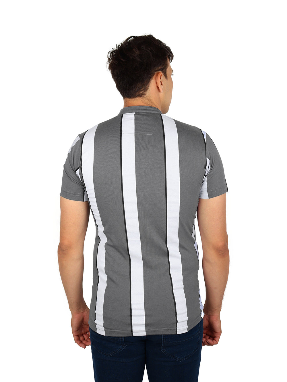Hombre vistiendo playera de manga corta con rayas verticales en color gris y blanco y cuello con botones.