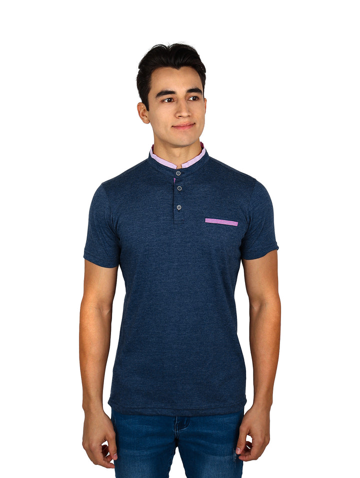 Hombre vistiendo playera polo azul marino jaspeada con detalles rosas en el cuello y bolsillo.