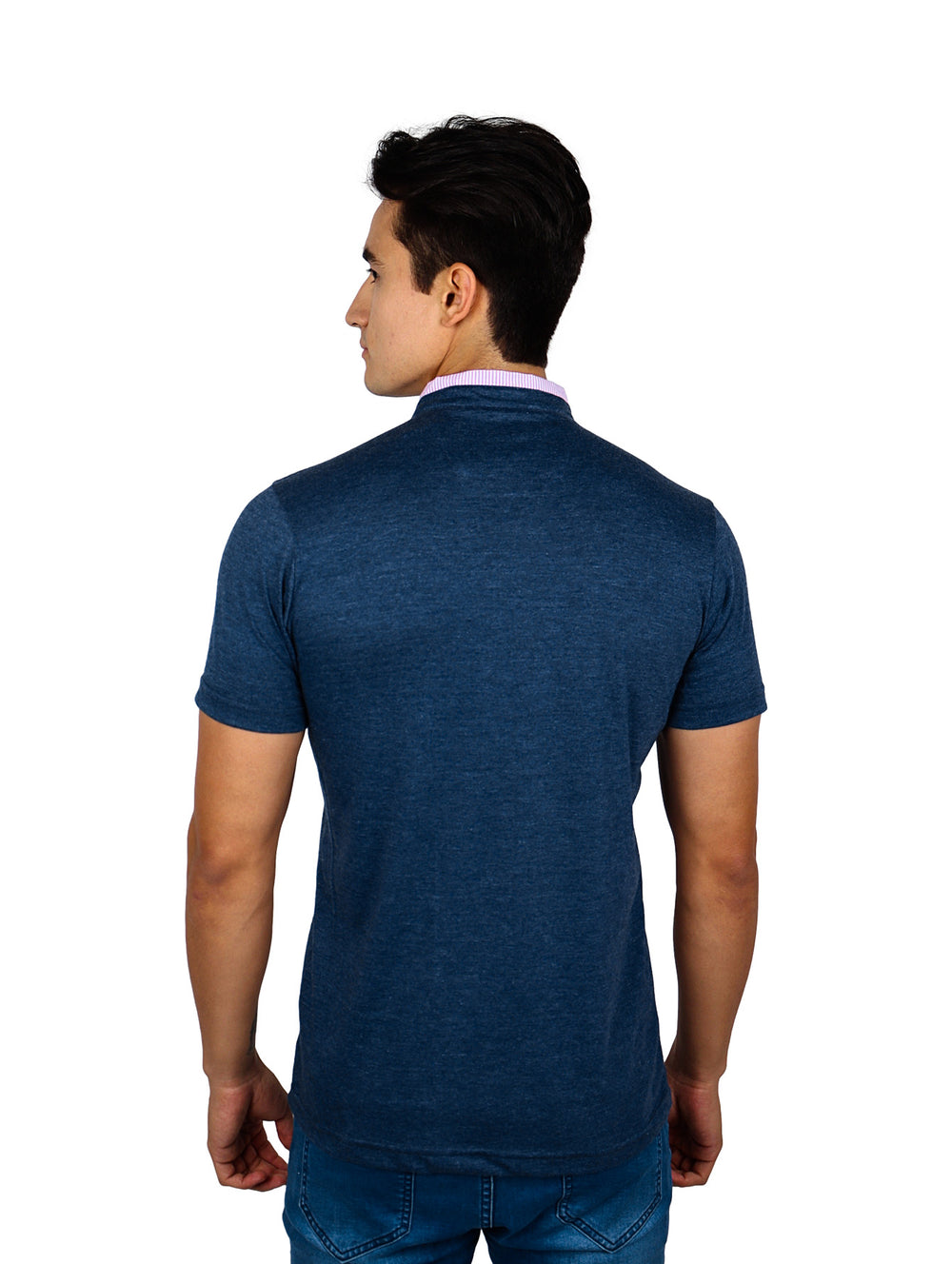 Hombre vistiendo playera polo azul marino jaspeada con detalles rosas en el cuello y bolsillo.