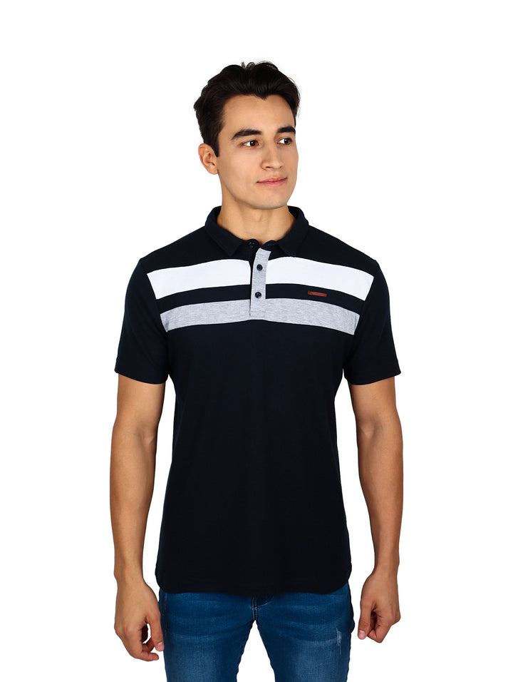 Hombre vistiendo playera polo negra con franjas horizontales en blanco y gris en el pecho.