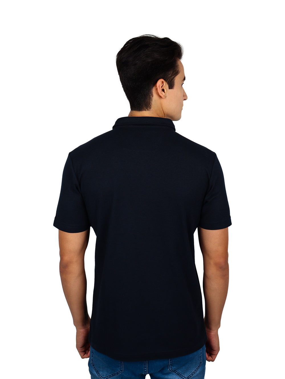 Hombre vistiendo playera polo negra con franjas horizontales en blanco y gris en el pecho.