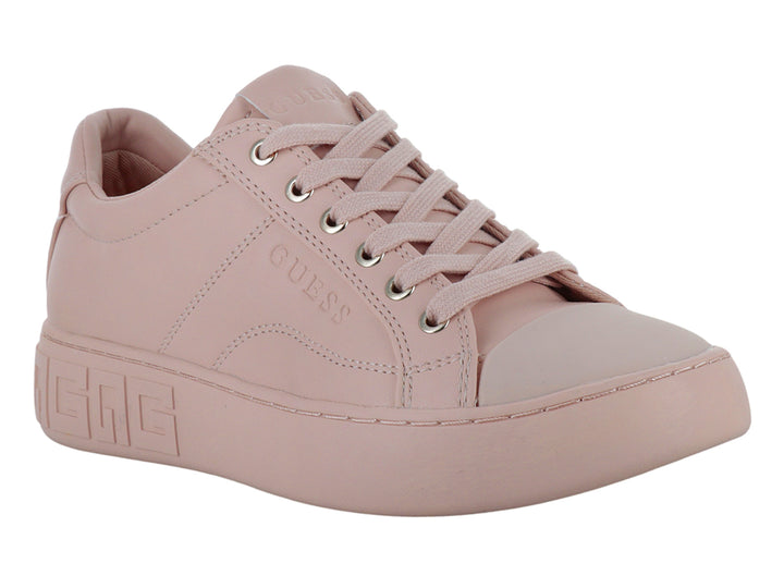 Tenis casuales Guess en color rosa shell pink con suela ancha y detalles grabados en el talón.